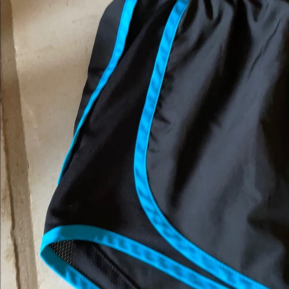 Athletic shorts - Picture 3 of 5